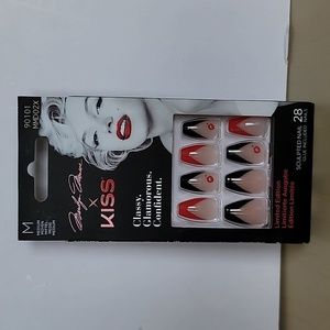 KISS x Marilyn Monroe Glue On Nails New 💋
